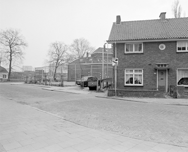 884717 Gezicht op een voetbalkooi op de hoek van de Hogelanden W.Z. en de Okkernootstraat (voorgrond) te Utrecht, met ...